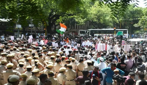 राहुल -प्रियंका चुनाव आयोग जाने पर अड़े, अखिलेश-अभिषेक समेत कई नेता हिरासत में